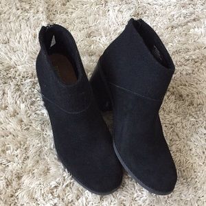 Toms “lacy” booties black size 7 suede